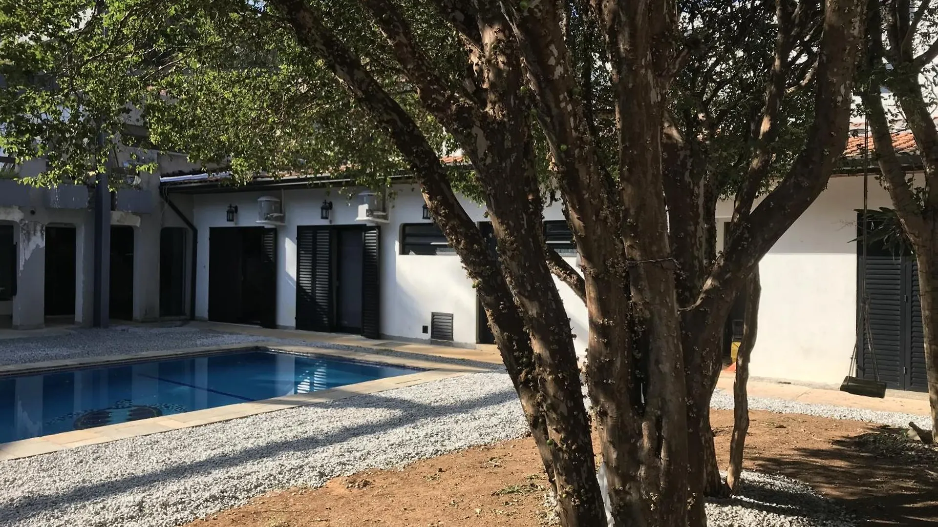 Colonial Hostels kontakt